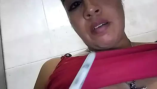 Bana bir işaret veriyor, yarak eksikliğinden.. İş yerindeki arzu bizi kazandı