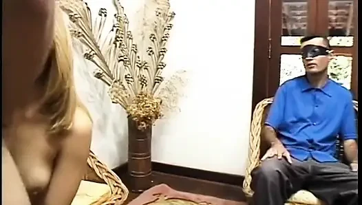 Edepsiz fahişe kocası izlerken amını ve göt yanaklarını yalıyor