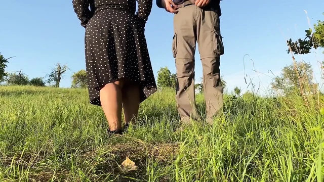 Киска моей мачехи писает на улице этой осенью