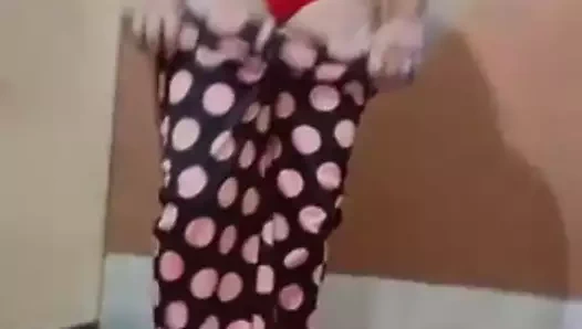 Bangladeşli yeni seksi bhabi göğüslerini ve kedisini gösteriyor