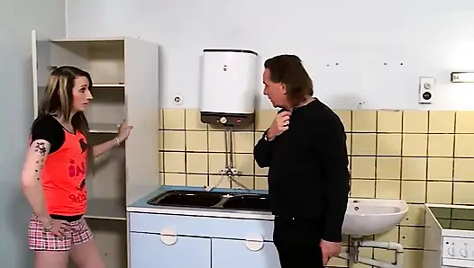 Güzel ev hanımı kocası tarafından mutfakta sert sikiliyor