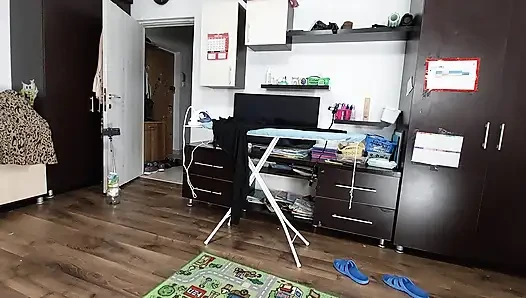 Seksi Esmer Evin Etrafında Çıplak Ev Işleri Yapıyor.