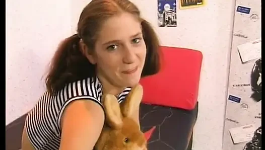 Sevimli esmer yumrukla ve dildoyla sikiliyor