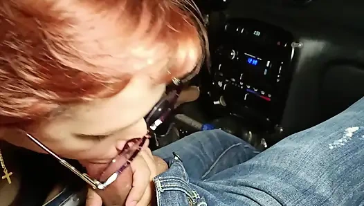 Arabamın pedalını pompalıyor ve patronumun yarağını emiyor