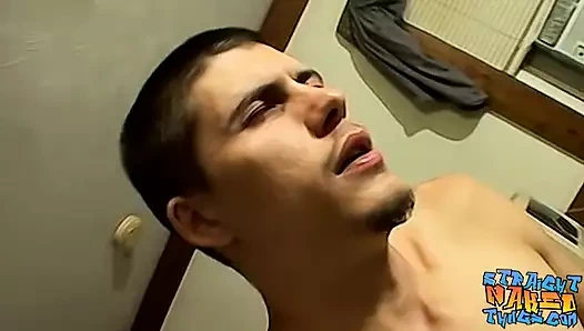 Dövmeli heteroseksüel adam Bentley sert yarağını tek başına sıvazlıyor