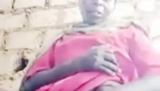 Hadzabe kabilesi olgun kadın erkek arkadaşıyla görüntülü görüşmede, telefonu nereden aldığını sorma.