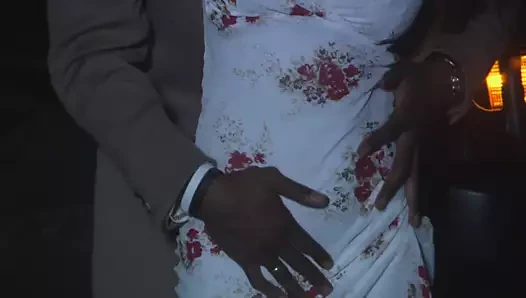 Sıcak bebek yakın çekim çekimde yoğun bir lanet sürdürür