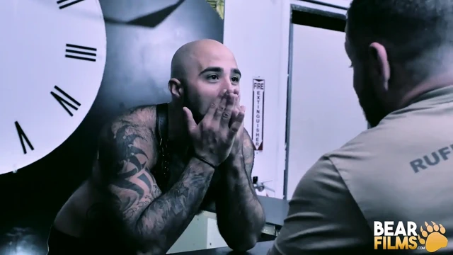 Bearfilms sakallı eşcinsel Marc Giacomo oral seksten sonra Sert yarakla Sikişiyor