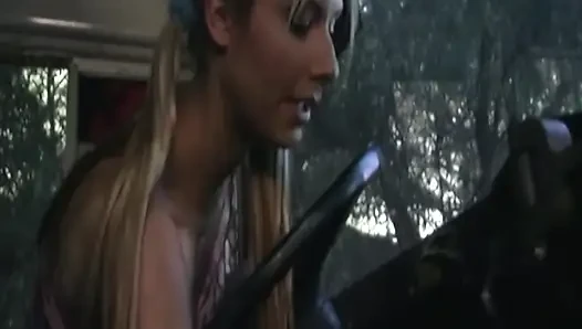 Sarışın hatun ıslak otobüs sikişi festivalinde genişliyor