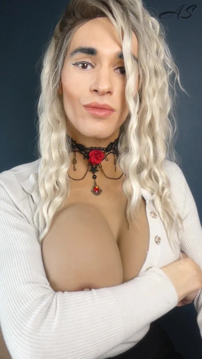 Sarışın travesti Alaina Sanchez göğüslerini gösteriyor