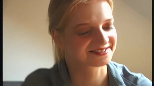 Büyük memeli sarışın ıslak yarığını ovuyor