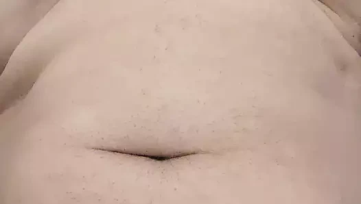 Banyomda tek başına mastürbasyon yapıyor (tam video) ve boşalma