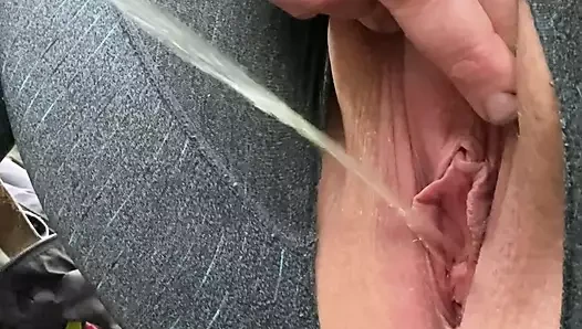 Evelle pissing içinde the orman derleme