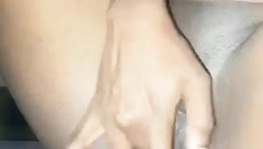 Üvey erkek kardeşim ıslak amcığıma mastürbasyon yaparken beni izliyor