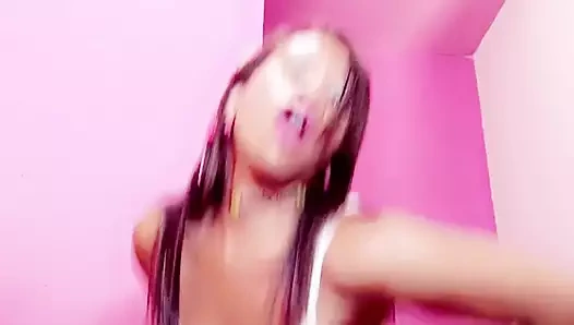 Sevimli bebeği dansa hazırlıyor!!