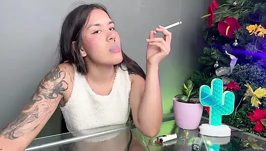 Asi kız size purosunu sunuyor