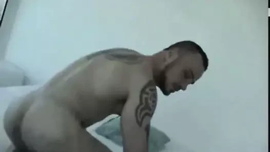 Nero sborra e infila il suo cazzo nel culo di Bianco.