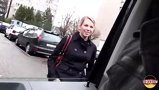 Harika sarışın arabada büyük bir yarak emerken derine iniyor