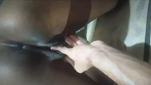 Bebek kapana kısılmayı seviyordu çünkü kendini sikiyor