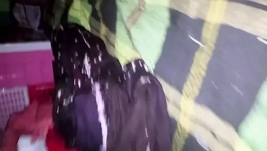 En iyi arkadaşımın karısını zar zor sikiyorum. Seks zamanının tadını çıkarıyor.