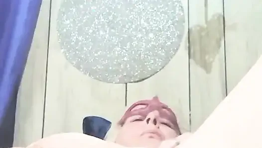Azgın fahişenin yarakla sikişmeye ihtiyacı var kendisiyle oynayacak ve boşalacak