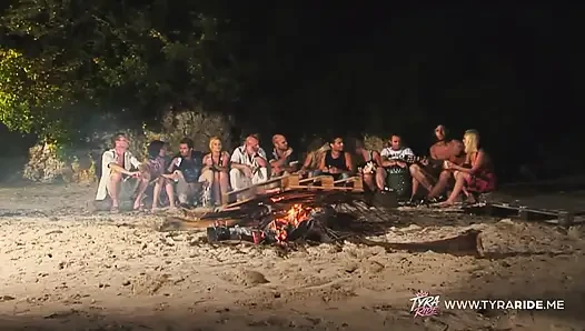 Sarışın orta yaşlı seksi kadın açık havada kel kaslı adamla yakınlaşıyor
