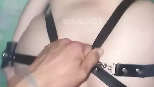 Üniversiteli kız onu bağlamamı ve domaltarak sikmemi söylüyor ve gerçekten kaltak oluyor