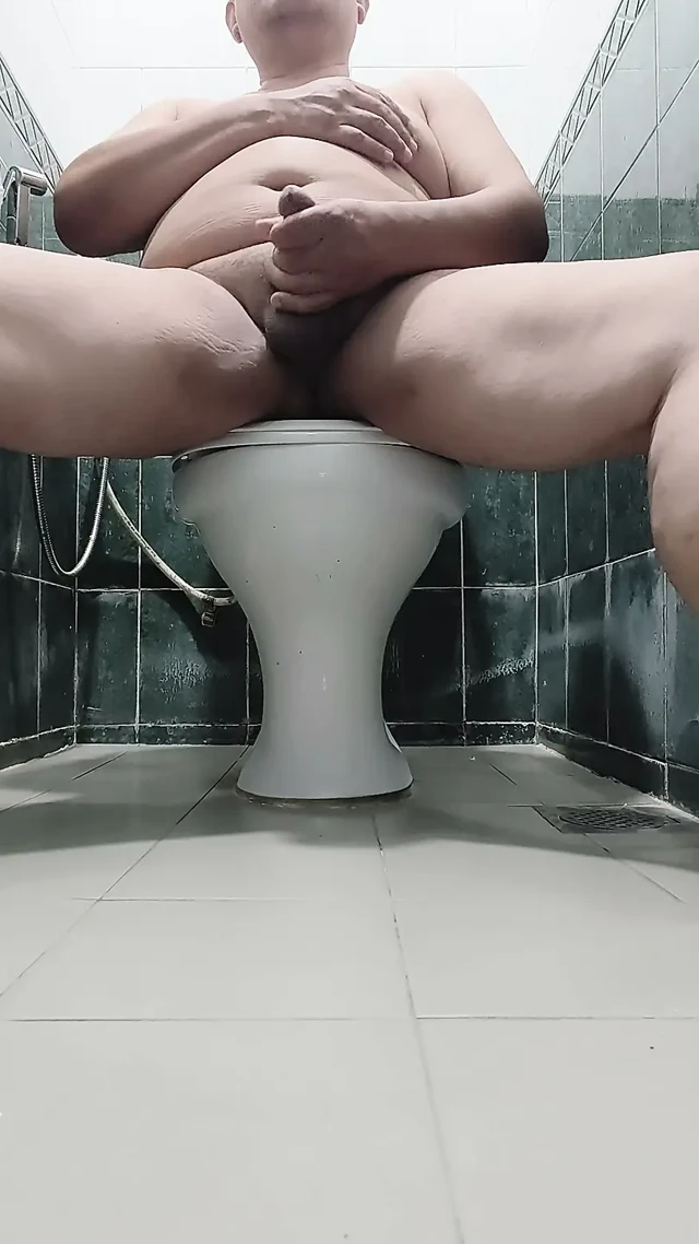 MALAY BABA UMUMİ TUVALETTE
