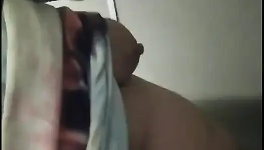 Uçak tuvaletinde işiyor ve parmaklıyor