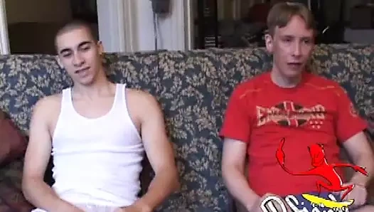 Levi ve Liam yarak emiyor