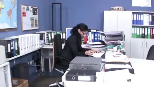 Ateşli olgun Alman ofiste sikişiyor ve boşalıyor