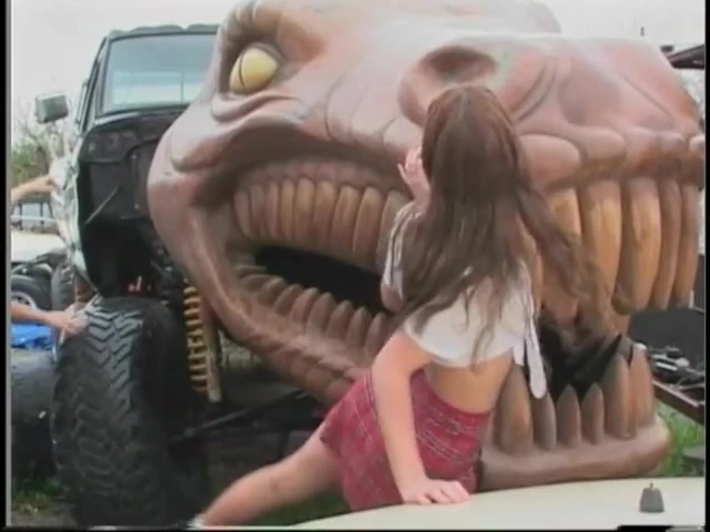 गोरी काले बाल वाली बेब दो अश्लील दोस्तों के बीच सैंडविच हो जाती है