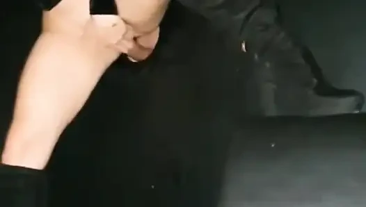 Vanessinha zafer deliğine gider ve çok heyecanlanır