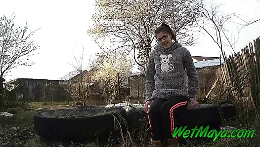 Bahçede eski lastiklere işiyor