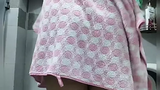 Hintli kadın seksi duşta azdırıyor