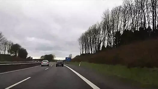 Beim Autofahren mit dem Dildo bearbeitet Milf real Orgasm