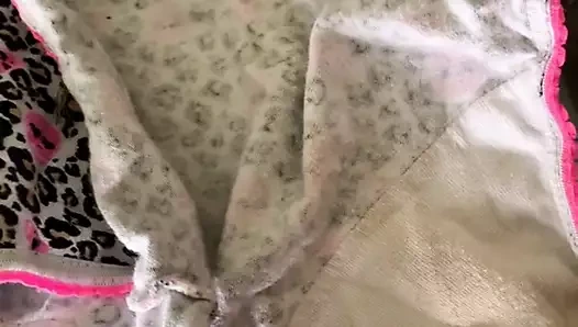 Aliyah'ın daha fazla külotunun içine boşalıyor:)