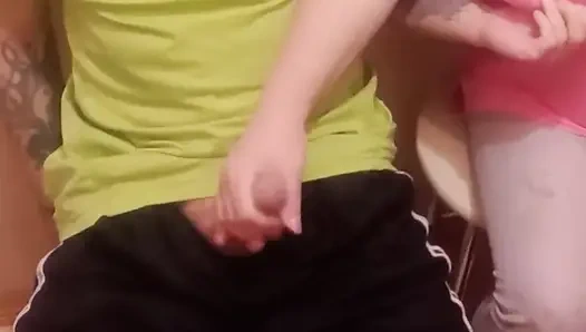 Bir kadın yarağımı sıvazlıyor yakın çekim