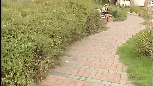 Sevimli sarışın piliç açık havada sert yarak emiyor