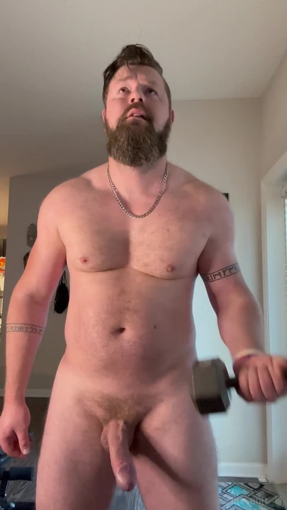 Эмоциональный момент из "Мускулистый качок с большой елдой кончает несколько раз без рук"