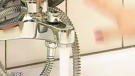 Rujlu amcıklar - sonja banyoda