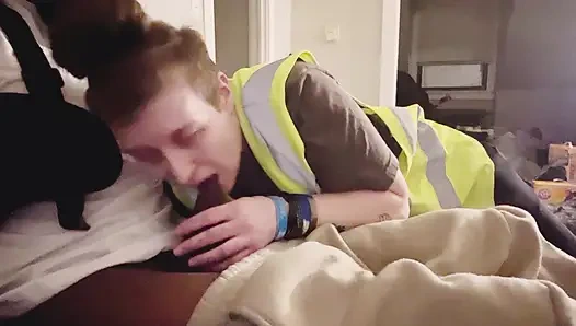 Adam lezbiyen ilk kez yarak denemeye karar verdi ve iş arkadaşını sikiyor