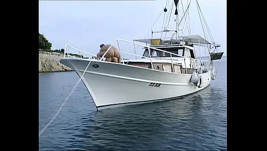 Azgın esmer kız sikişmeden önce arkadaşının büyük bir yarağını emiyor