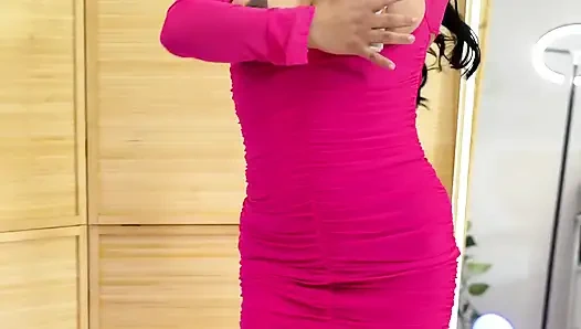 Bugünün ikinci gösterisi bu seksi pembe elbise.