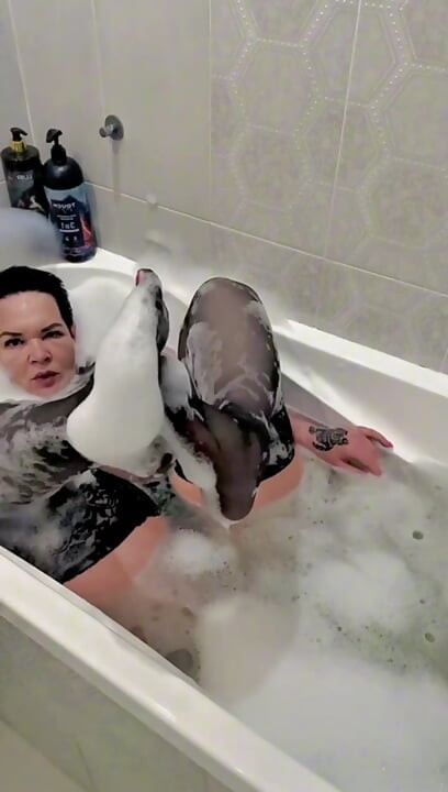 Üvey anne çoraplı ve seksi iç çamaşırlı banyo yapıyor, ıslak büyük göt