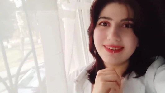 Utangaç ama çok azgın... Büyük götümü gösteriyorum ve mastürbasyon
