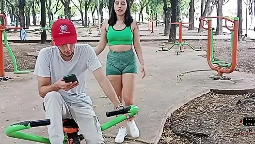 Я соблазняю моего соседа в парке, и я даю ему деньги, чтобы трахнуть мою киску очень хорошо с кримпаем в рот, полная история