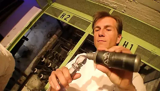 Muhteşem sarışın Alman gets memnun tarafından bir yapay penis ve sert horoz