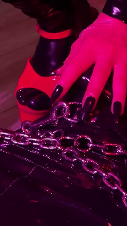 Rubber ve Ava Fetishart sapıka lateks ayakla muamele yapıyor bölüm 1