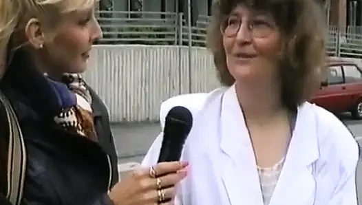 Beyaz iç çamaşırlı olgun Alman bayan solo oyuncu seçmelerinde parmaklıyor